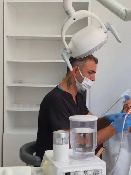 Dr. Eren Baktemen tedavi sırasında