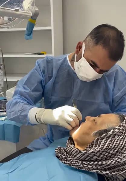 Dr. Eren Baktemen hastasını tedavi ederken
