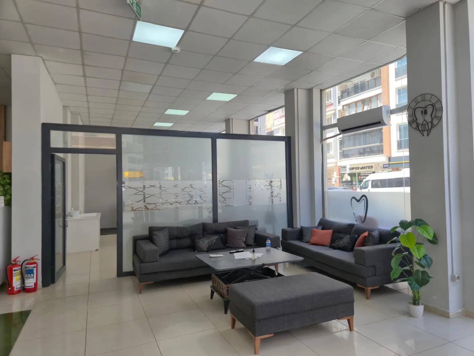 İncirDent kliniği ferah bekleme salonu