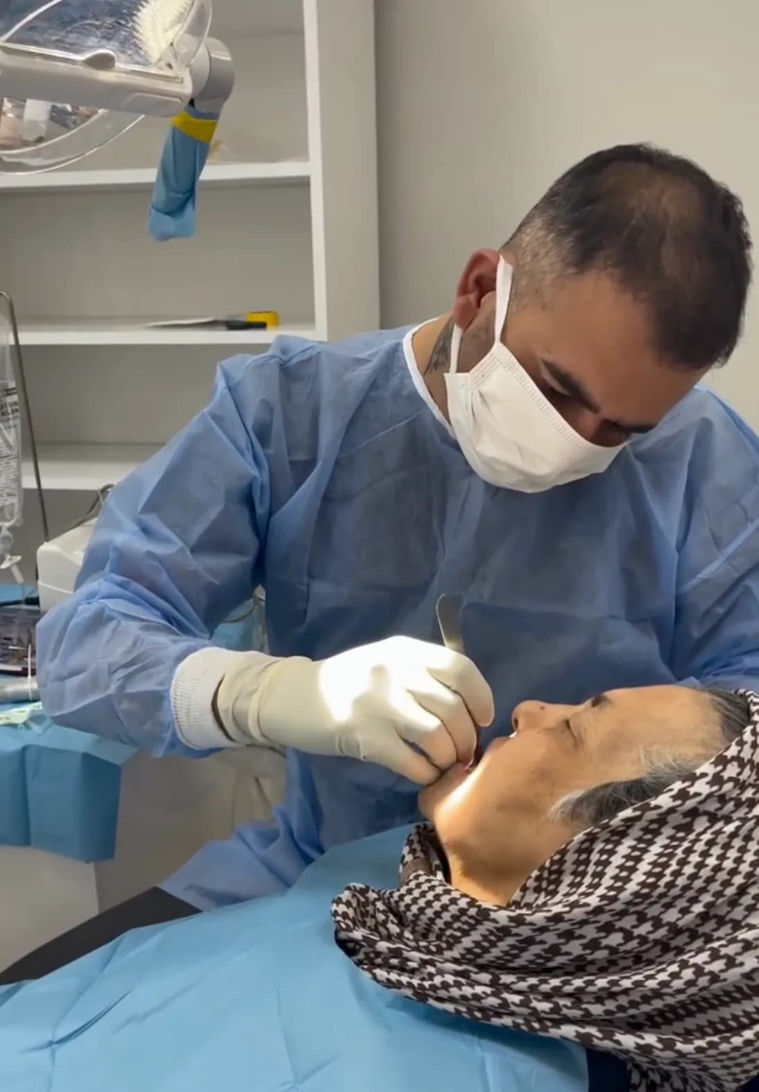 Dr. Eren Baktemen hastasını tedavi ederken